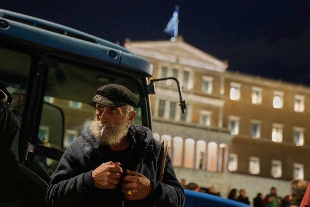 Pred budovou parlamentu v Aténach usporiadali farmári nočný protest
