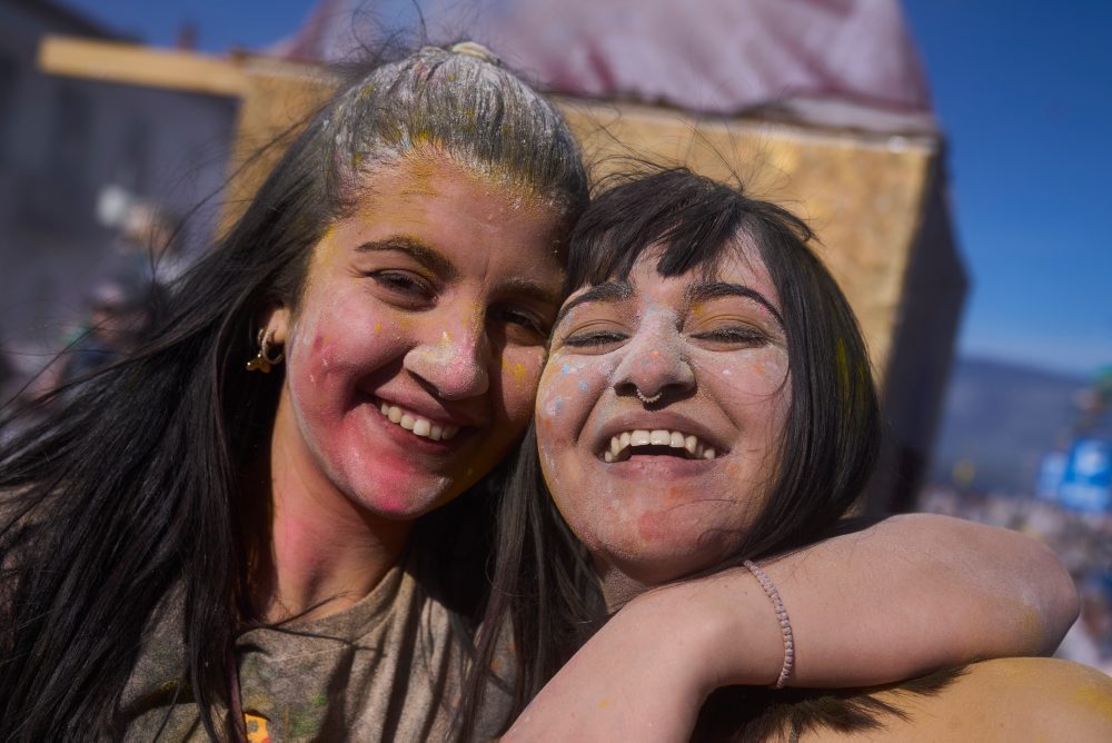 Každoročná vojna s múkou v gréckom Galaxidi