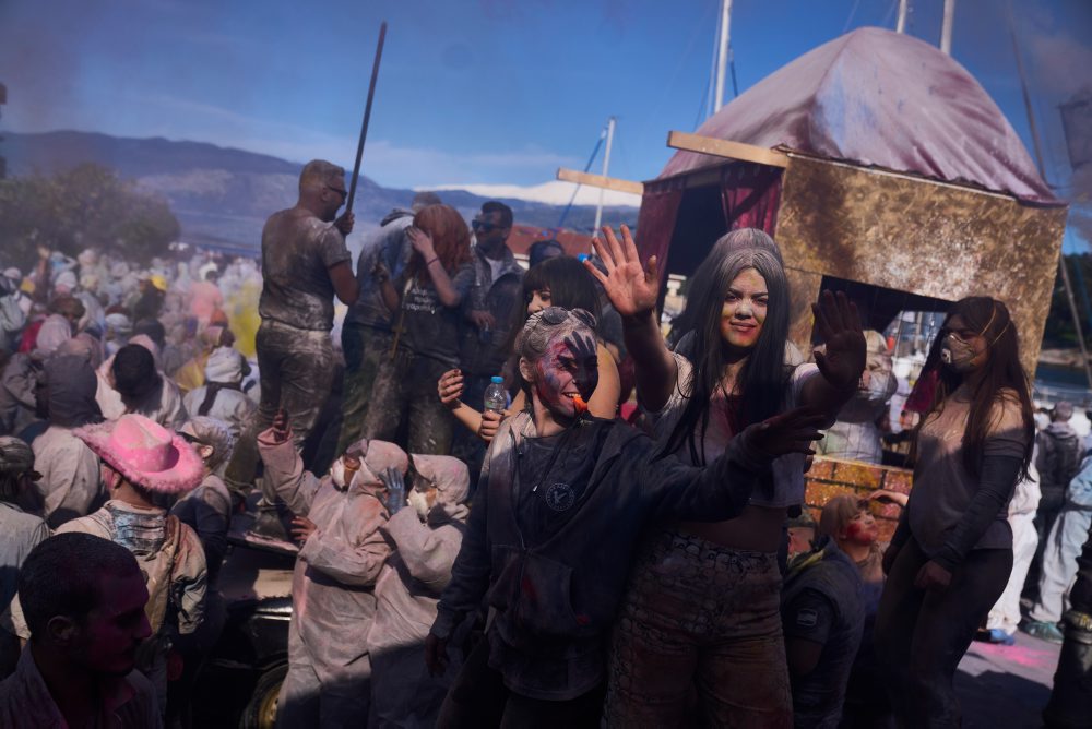 Každoročná vojna s múkou v gréckom Galaxidi