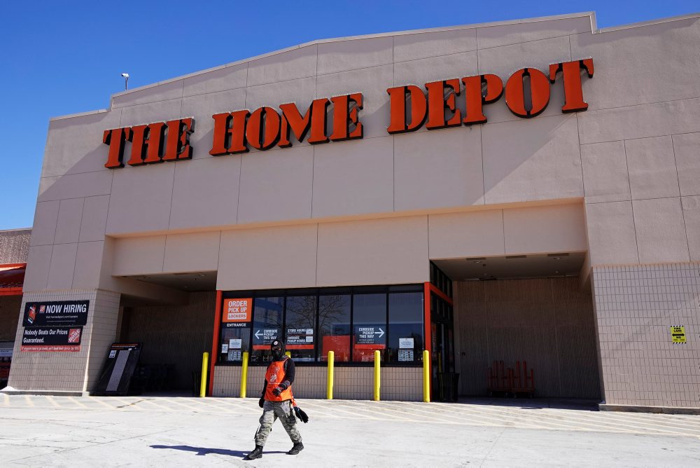 Zisk amerického reťazca Home Depot v prvom kvartáli medziročne klesol