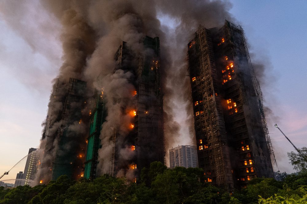 V súvislosti s novembrovým požiarom v Hongkongu obvinili sedem ľudí a dve firmy