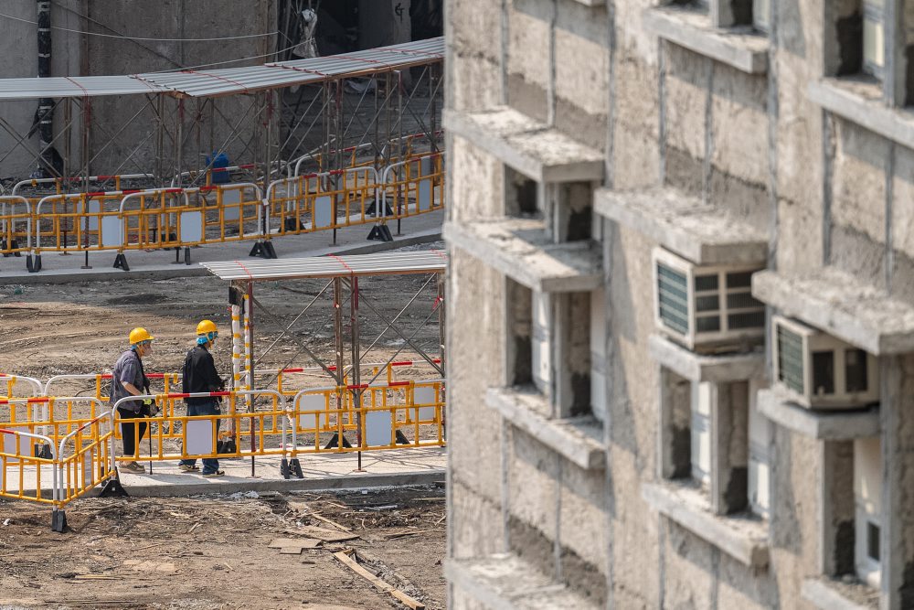 Hongkong: Preživší sa po novembrovom požiari vracajú do svojich zničených bytov