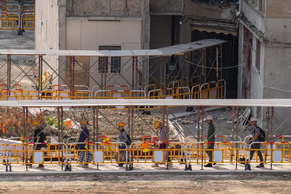 Hongkong: Preživší sa po novembrovom požiari vracajú do svojich zničených bytov