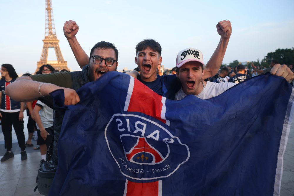 Fanúšikovia PSG oslavujú po finále Ligy majstrov v Paríži 