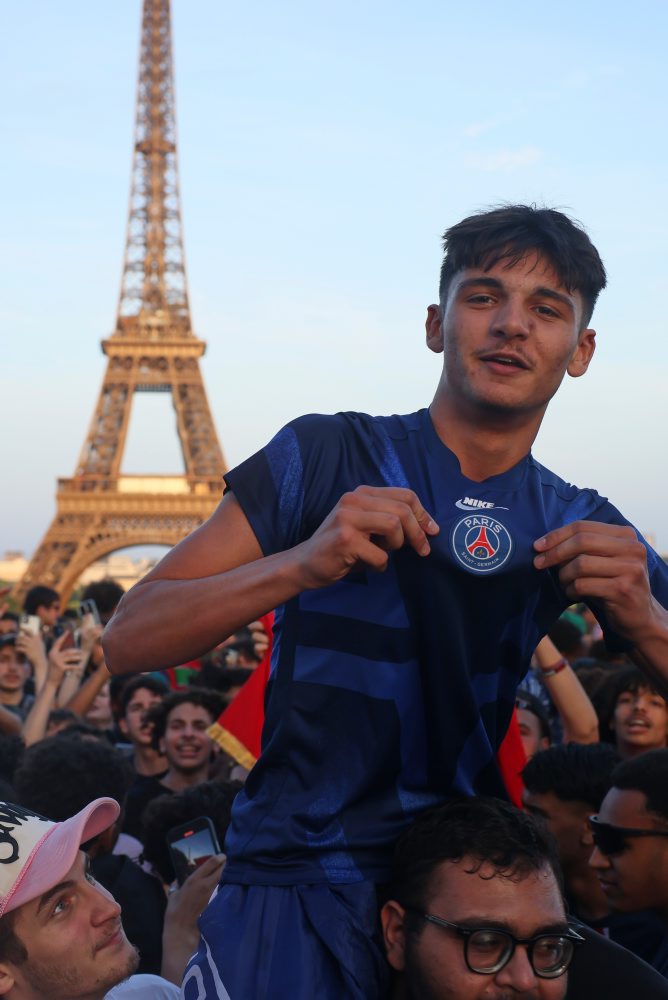 Fanúšikovia PSG oslavujú po finále Ligy majstrov v Paríži 