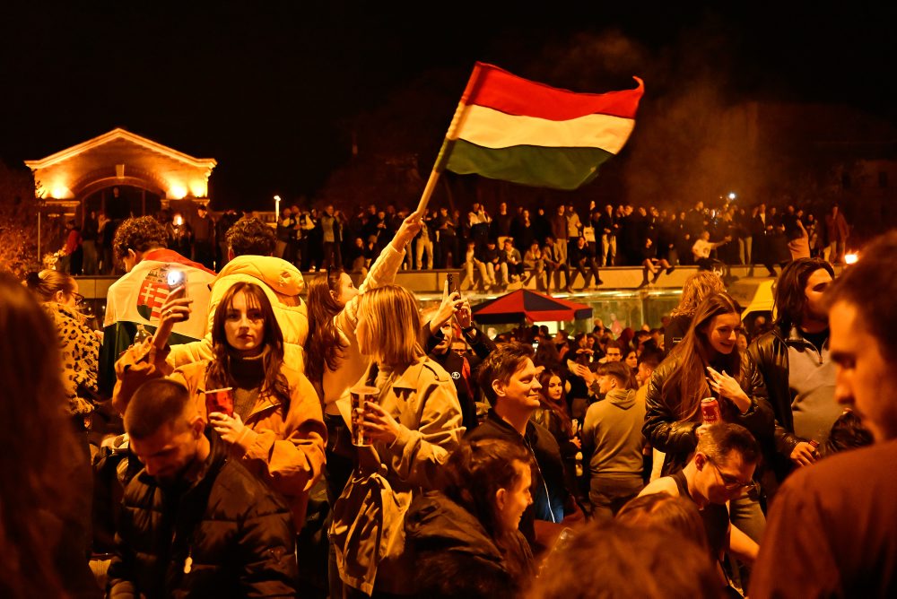 Mladí ľudia oslavujú v uliciach Budapešti výsledky parlamentných volieb v Maďarsku 