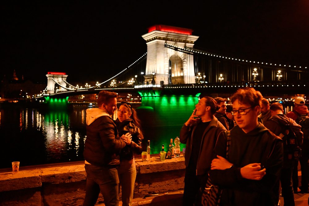 Mladí ľudia oslavujú v uliciach Budapešti výsledky parlamentných volieb v Maďarsku 