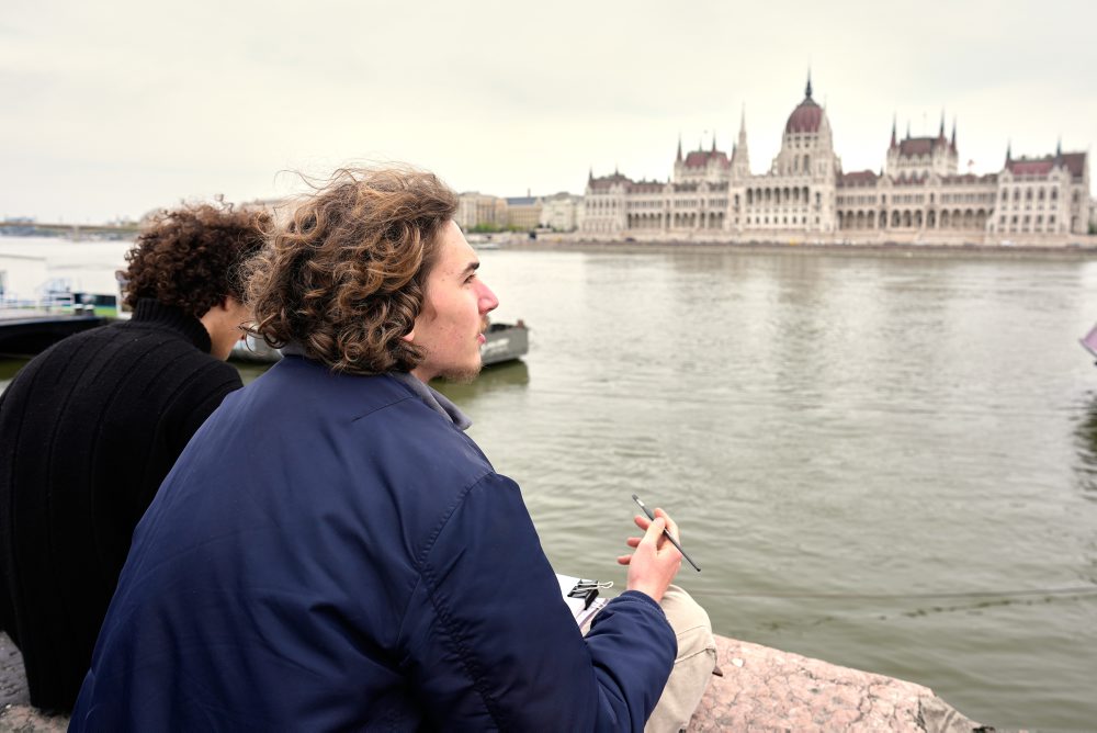 Mladí ľudia oslavujú v uliciach Budapešti výsledky parlamentných volieb v Maďarsku 