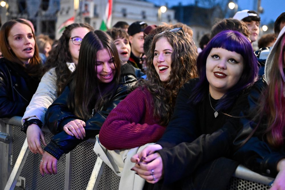 Maďarsko: Po protestnom koncerte v Budapešti pomáhali účastníci upratať námestie