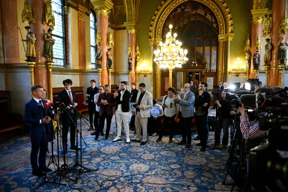 Začalo sa prvé povolebné rokovanie parlamentných strán