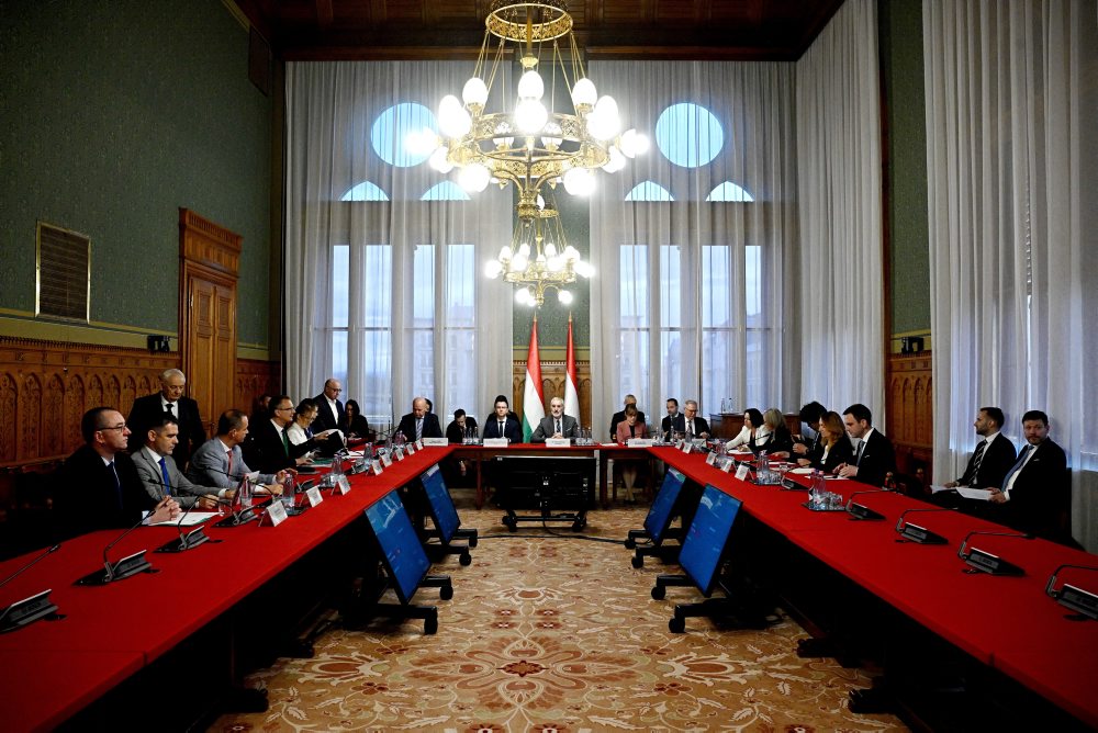 Gulyás: Vláda a opozícia dosiahli dohodu v otázkach parlamentných výborov