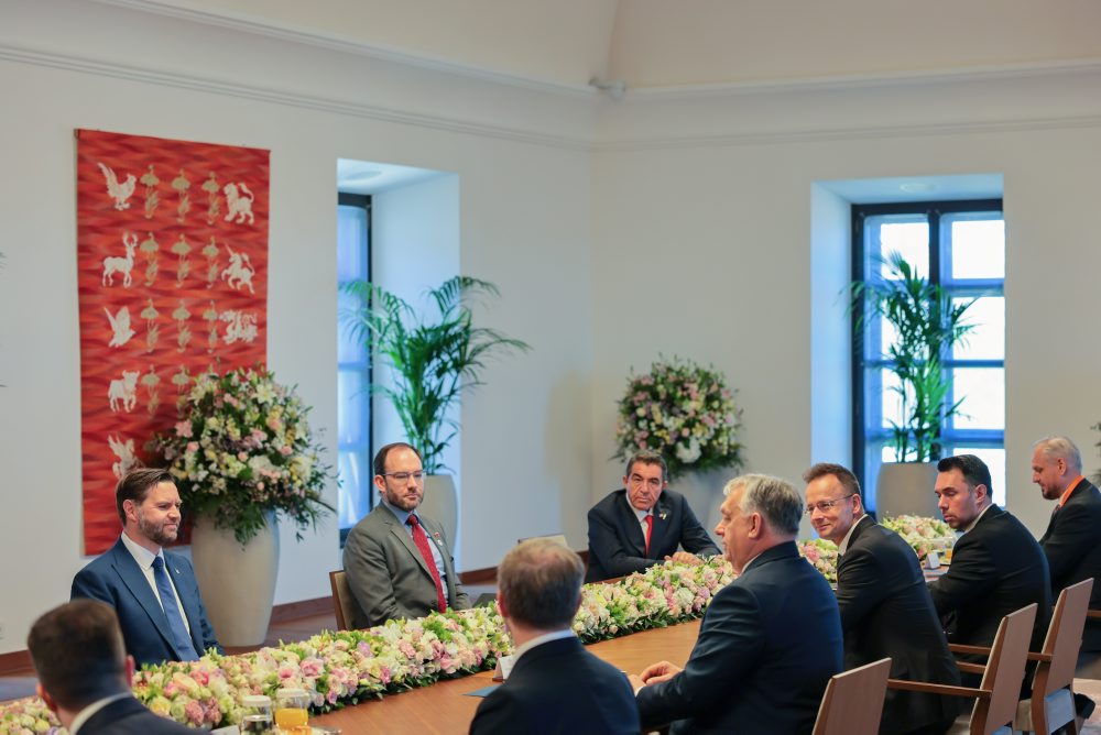 Viceprezident USA Vance odcestoval do Maďarska podporiť pred voľbami Orbána