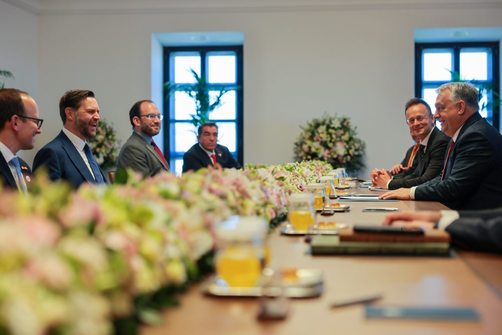 Viceprezident USA Vance odcestoval do Maďarska podporiť pred voľbami Orbána