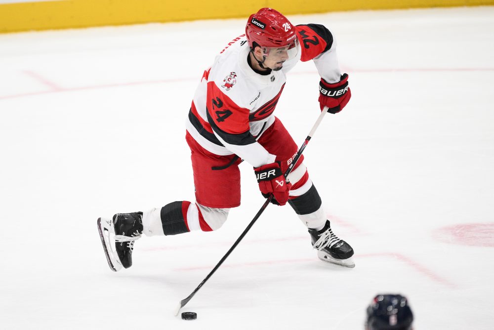 NHL: Caroline budú nejaký čas chýbať útočník Jarvis a obranca Slavin