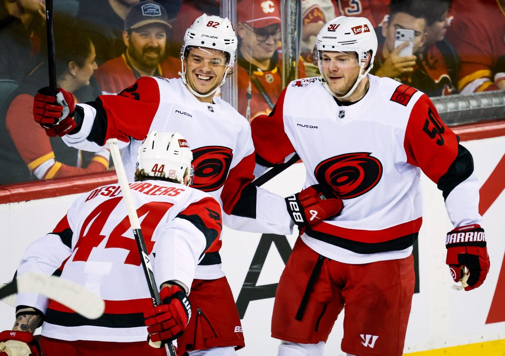 NHL: Calgary Flames - Carolina Hurricanes