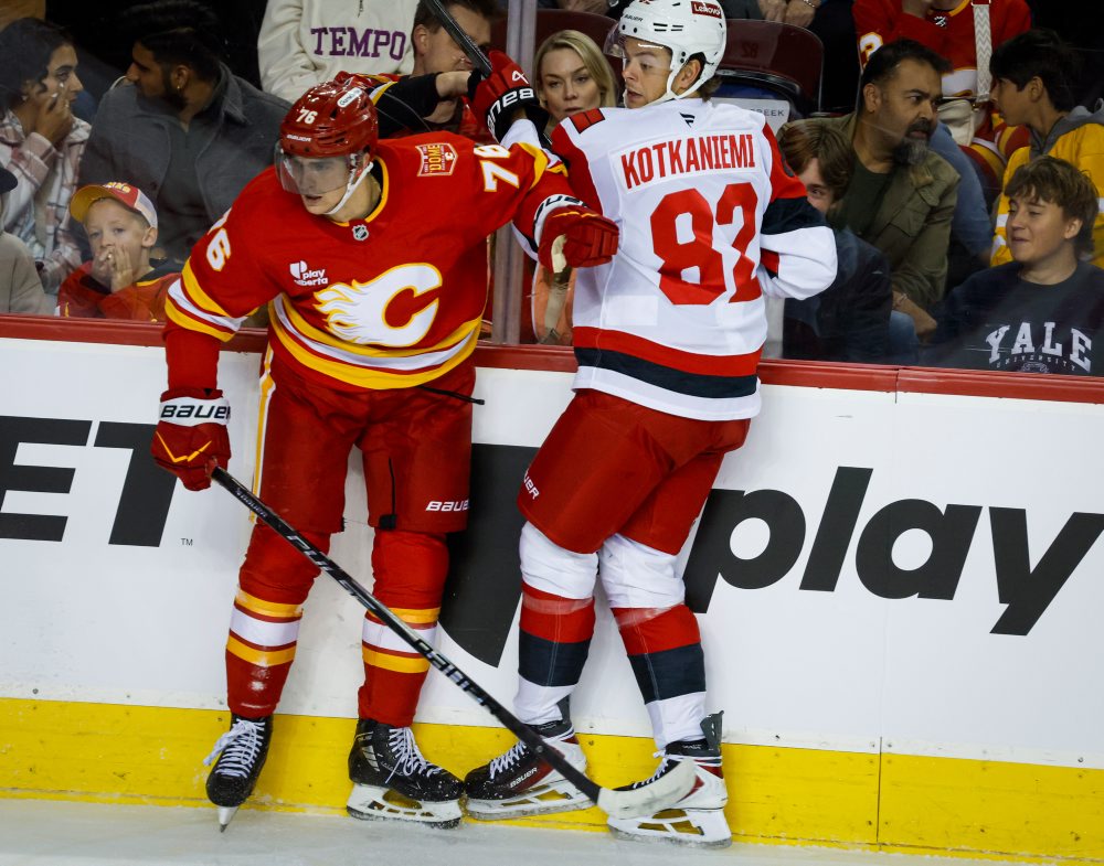 NHL: Calgary Flames - Carolina Hurricanes