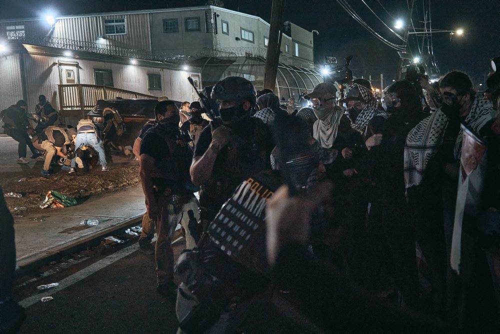 Protest pred deportačným centrom ICE v Newarku 