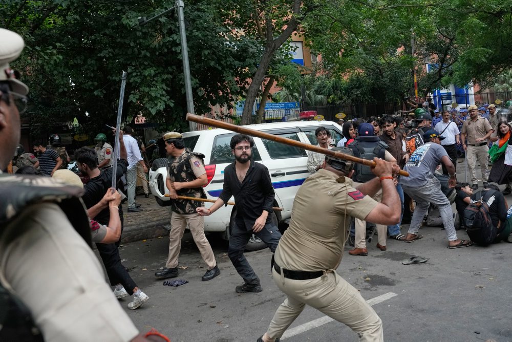 Polícia zasahovala proti protestujúcim v Naí Dillí obuškami
