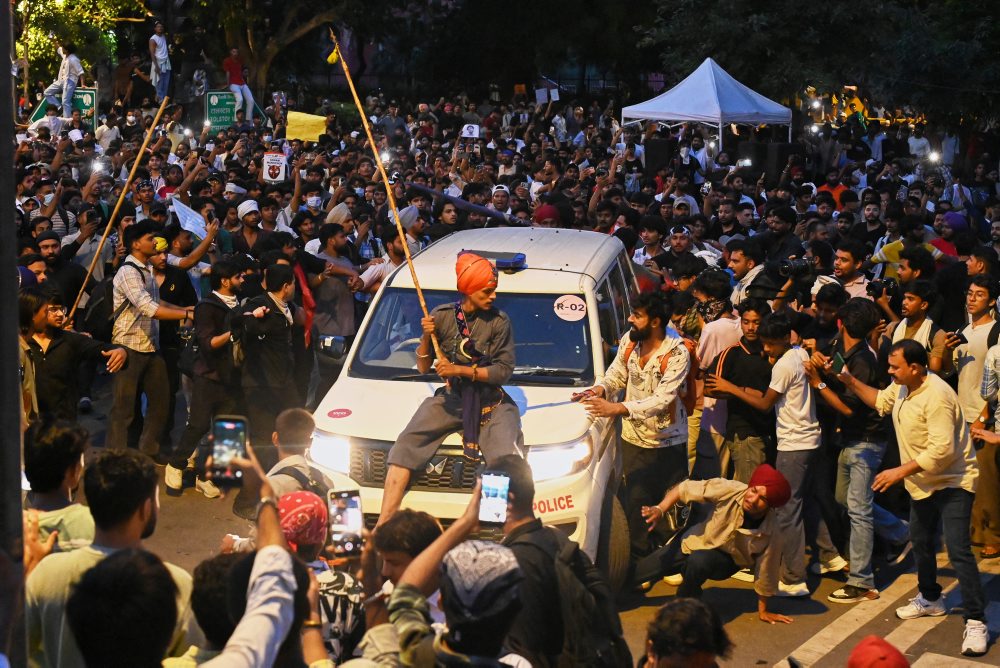Protest za odstúpenie ministra školstva v Indii 