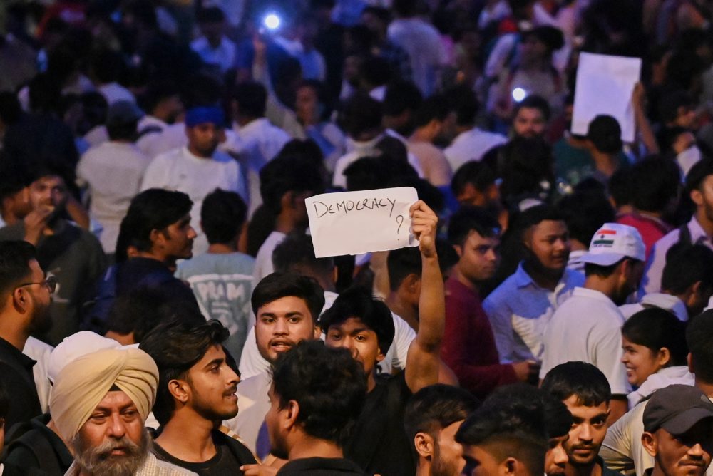 Protest za odstúpenie ministra školstva v Indii 
