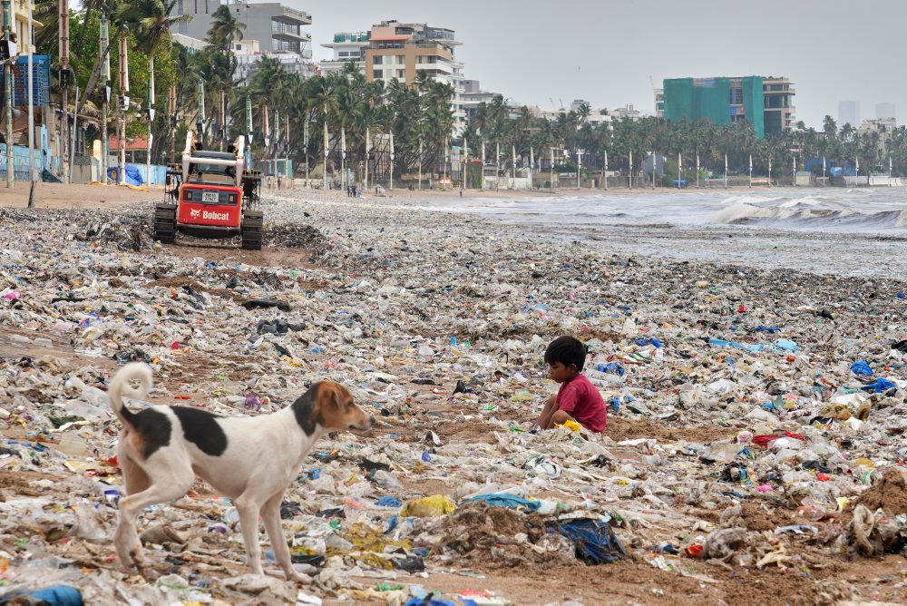 Hľadanie recyklovateľného materiálu na pláži v Indii