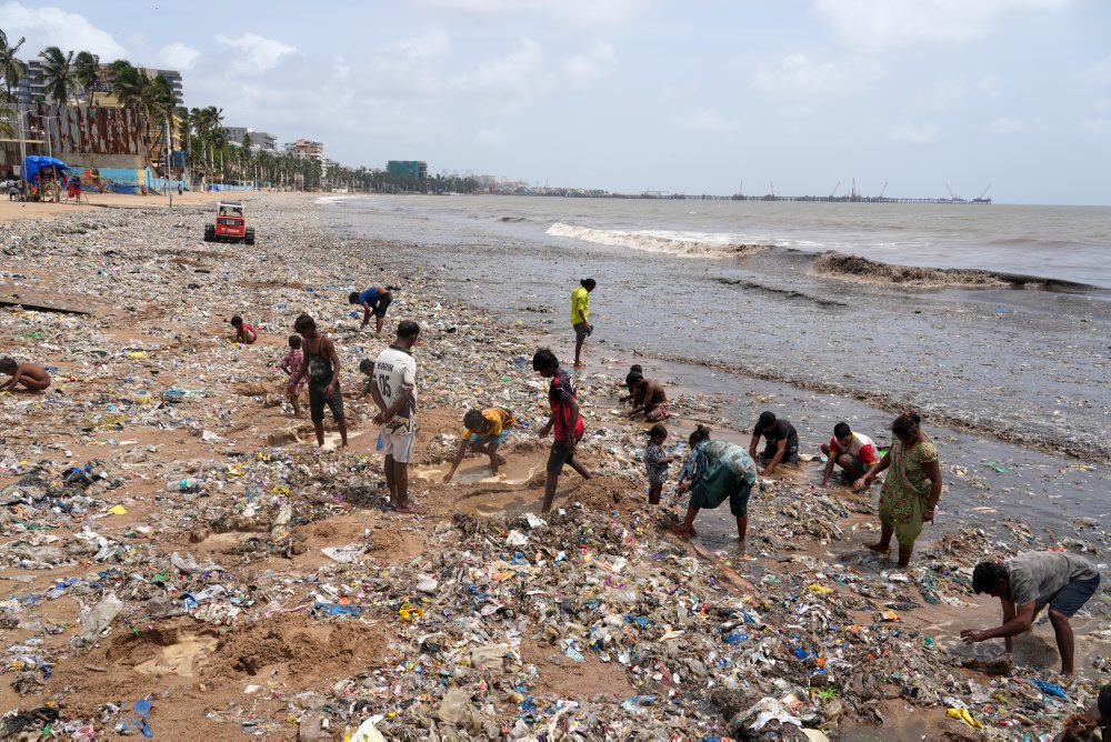 Hľadanie recyklovateľného materiálu na pláži v Indii