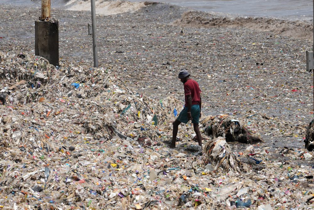 Hľadanie recyklovateľného materiálu na pláži v Indii