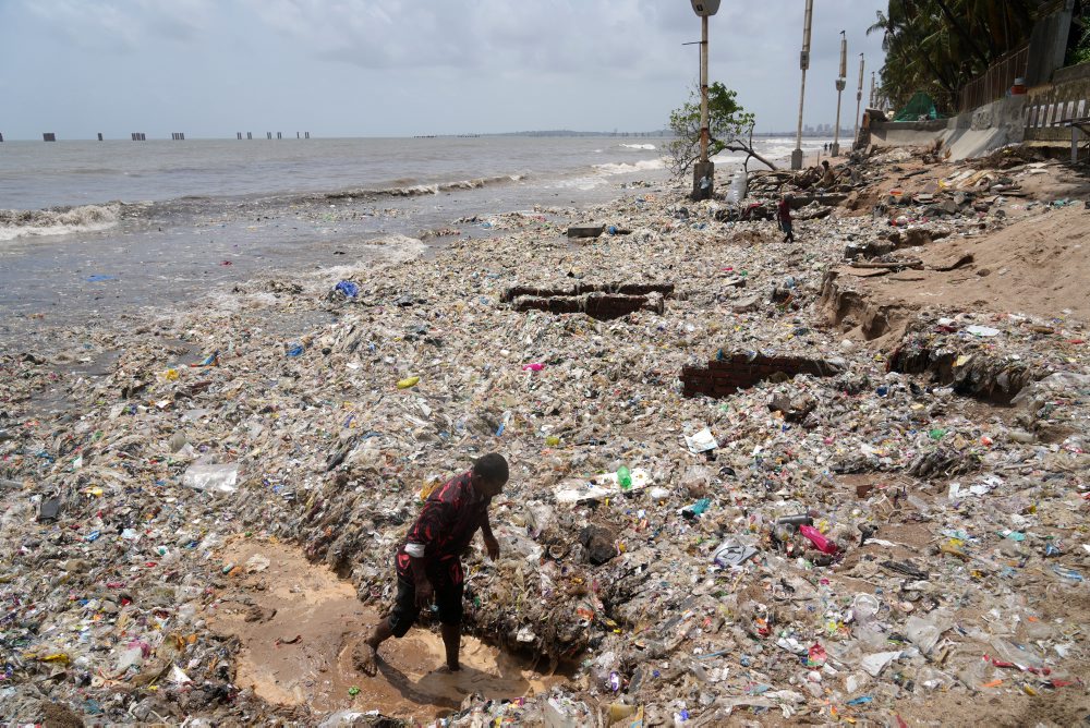 Hľadanie recyklovateľného materiálu na pláži v Indii