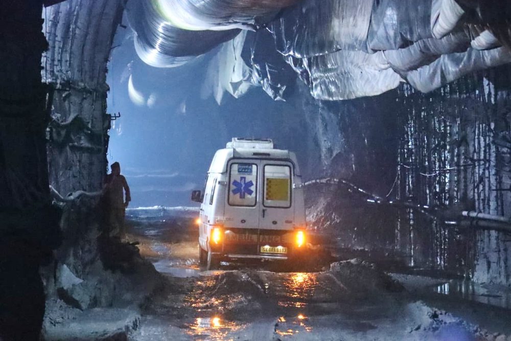 V Indii sa zrútil tunel v rekonštrukcii