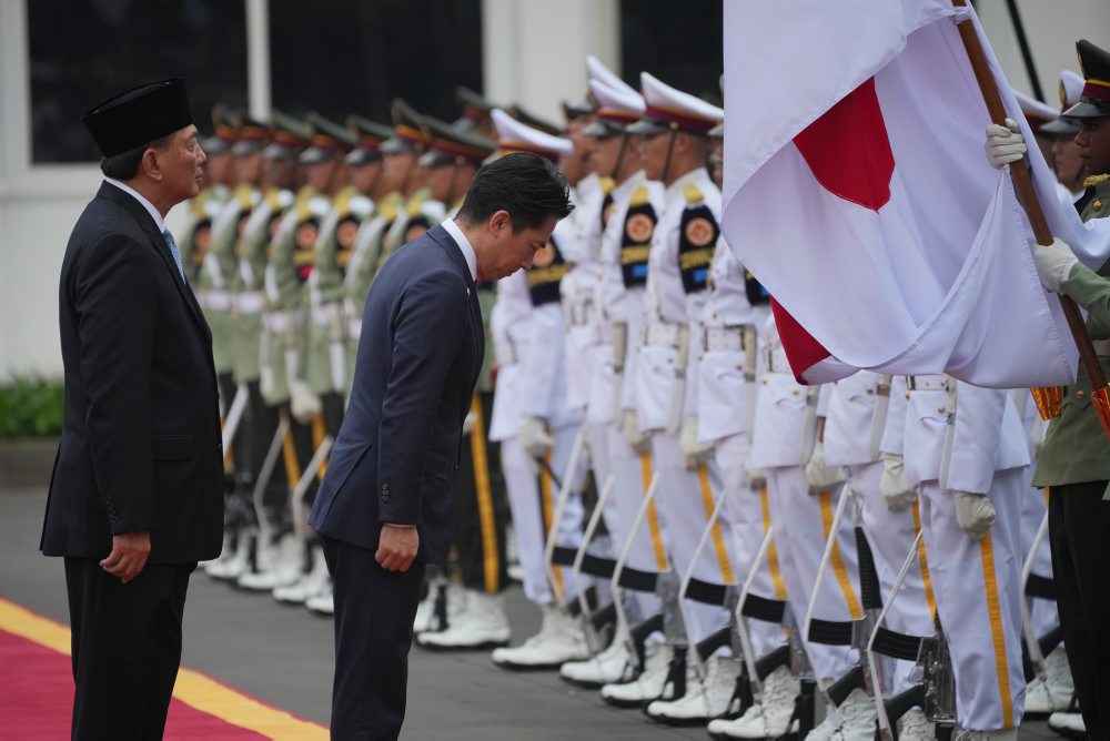 Japonský minister obrany Shinjiró Koizumi v Indonézii