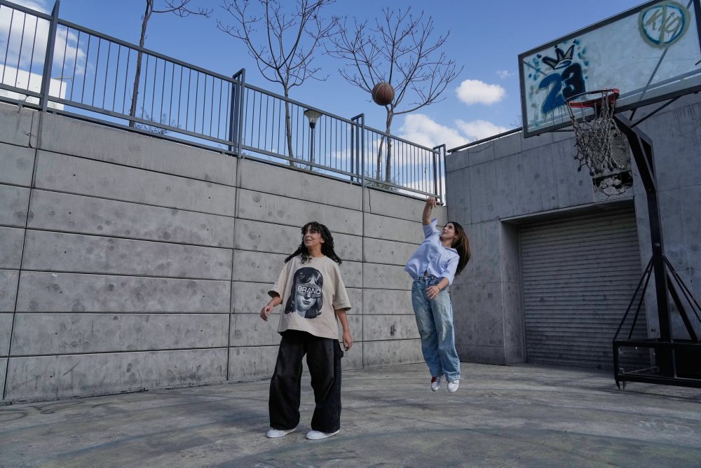 Dievčatá hrajú basketbal v južnej štvrti Teheránu v Iráne, utorok 21. apríla 2026. (AP Photo/Vahid Salemi)