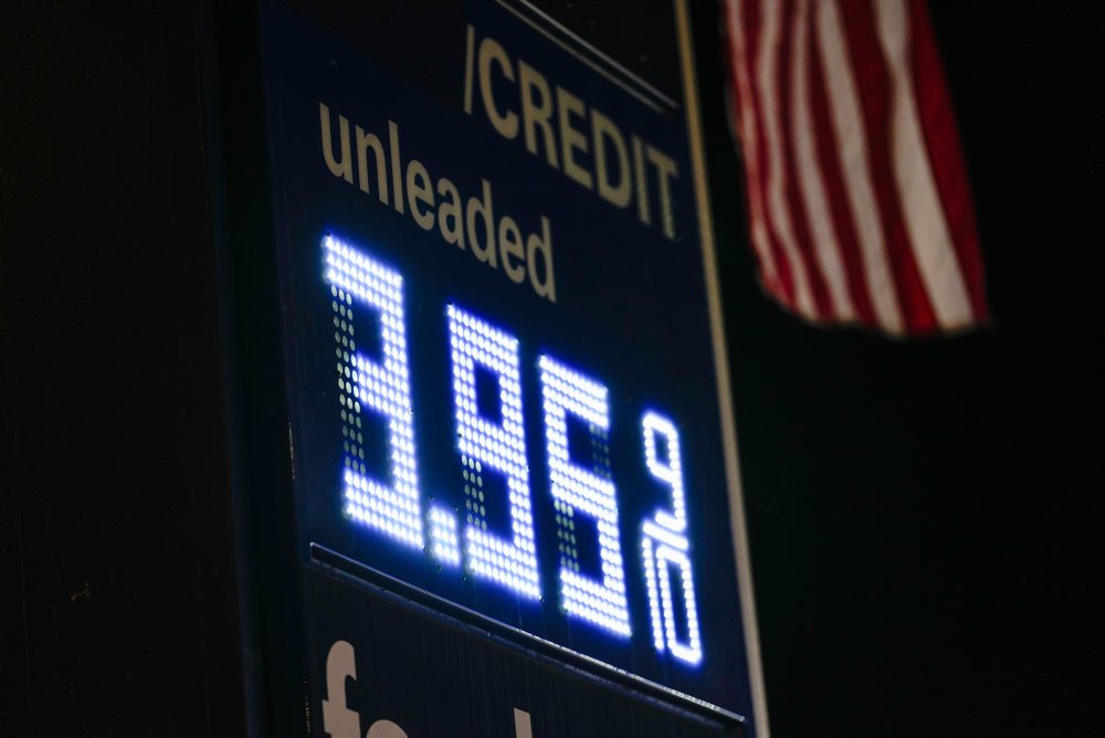 Ceny ropy sa v pondelok ráno vyšplhali nad sto dolárov za barel