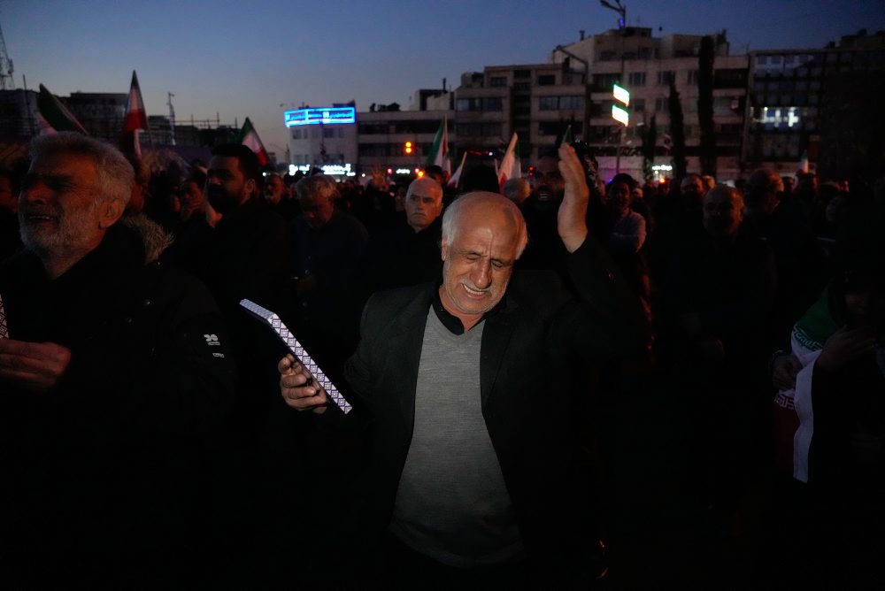 Zhromaždenie vládnych stúpencov v Teheráne po smrti ajatolláha Alího Chameneího