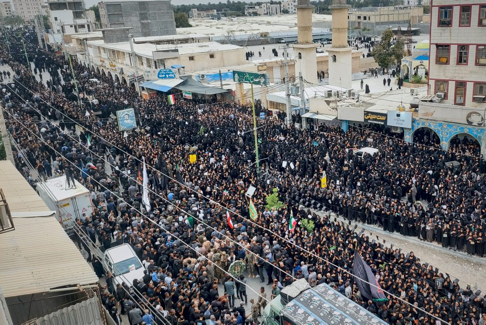 Pohreb ľudí zabitých pri útoku dievčenskú základnú školu 