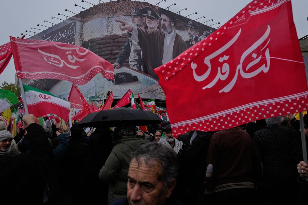 Z centra Teheránu neďaleko prebiehajúcich zhromaždení hlásia explózie
