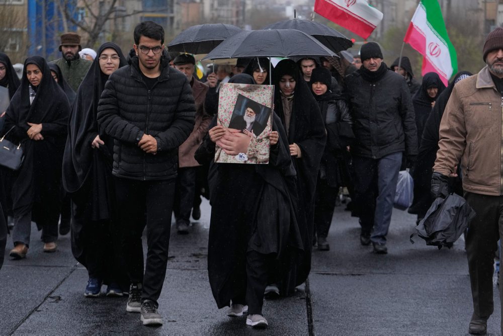 Z centra Teheránu neďaleko prebiehajúcich zhromaždení hlásia explózie