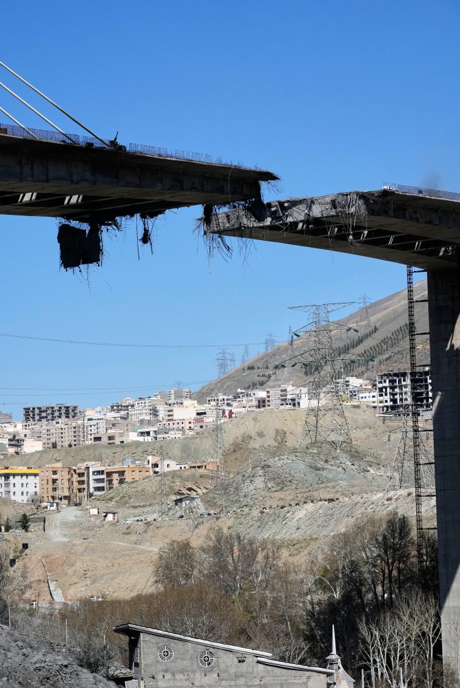 Dvojitý zásah v Iráne zničil dôležitý diaľničný most medzi Teheránom a Karadžom