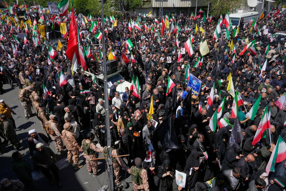 Účastníci spomienkového obradu v Teheráne pre bývalého najvyššieho vodcu Alího Chameneího, ktorý zahynul pri izraelsko-amerických útokoch na Irán