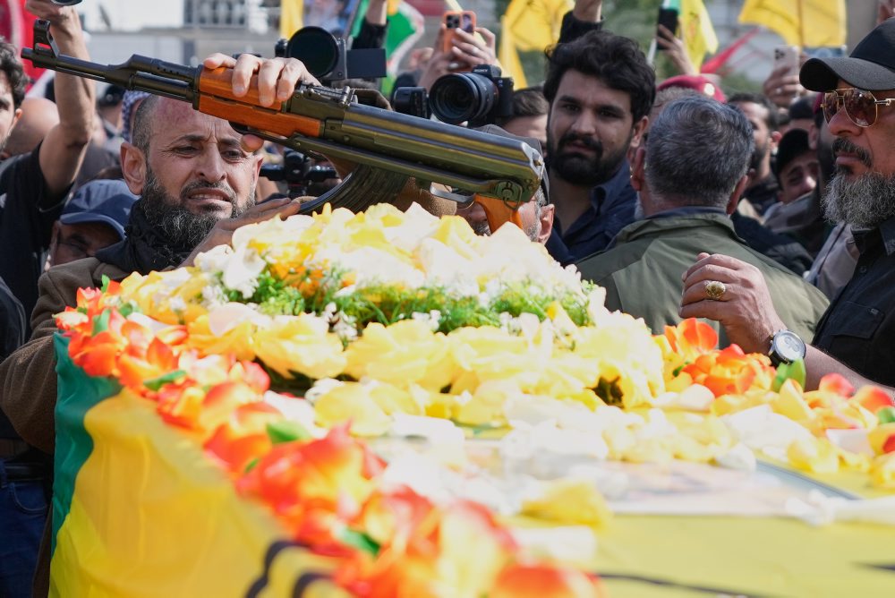 Pohreb bojovníkov Hizballáhu odnože Kátajb, ktorí zahynuli pri amerických leteckých útokoch v irackej provincii Bábil