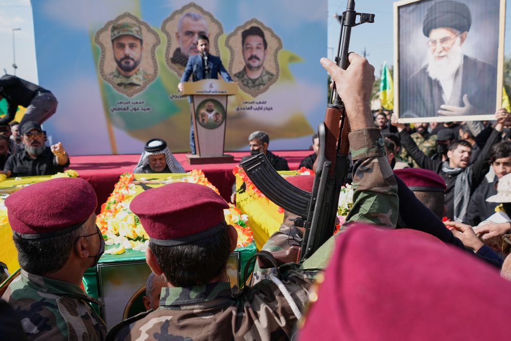 Pohreb bojovníkov Hizballáhu odnože Kátajb, ktorí zahynuli pri amerických leteckých útokoch v irackej provincii Bábil