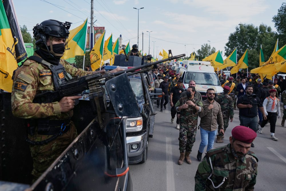 Pohreb bojovníkov Hizballáhu odnože Kátajb, ktorí zahynuli pri amerických leteckých útokoch v irackej provincii Bábil