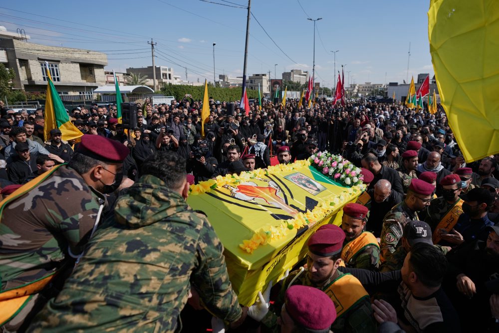 Pohreb bojovníkov Hizballáhu odnože Kátajb, ktorí zahynuli pri amerických leteckých útokoch v irackej provincii Bábil