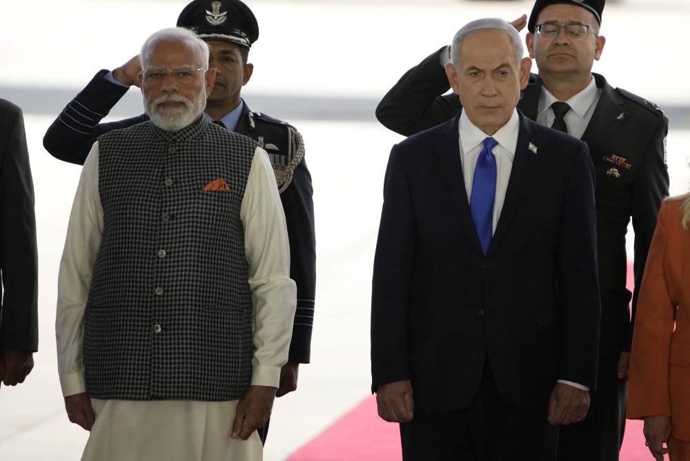 Indický premiér Naréndra Módí pricestoval na dvojdňovú návštevu Izraela, privítal ho premiér Benjamin Netanjahu