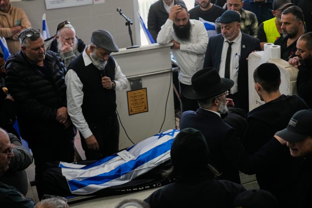 Pohreb obete iránskeho raketového útoku na centrálny Izrael