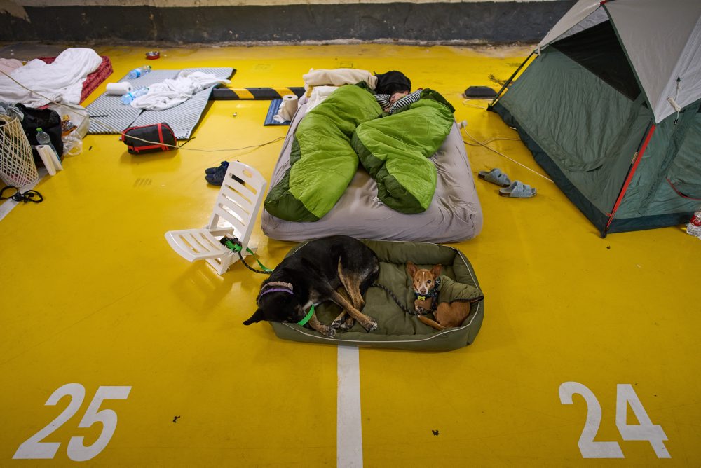 Ľudia spia v podzemnej garáži v Tel Avive 