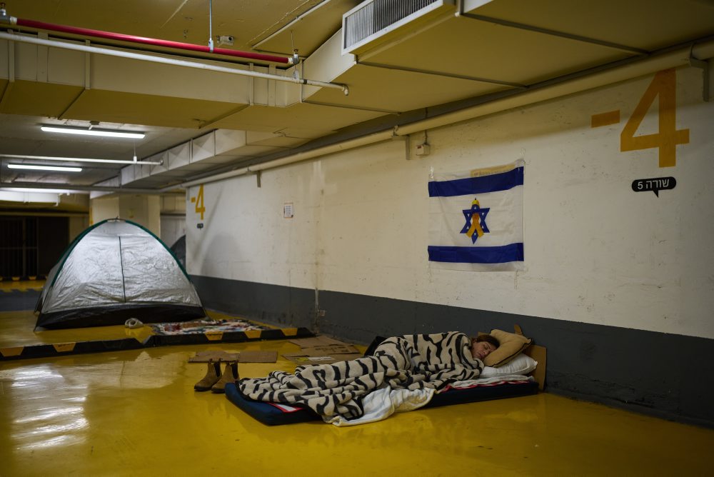 Ľudia spia v podzemnej garáži v Tel Avive 