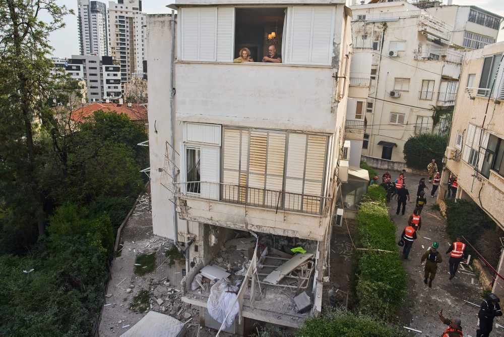 Škody po iránskom raketovom útoku na centrálny Izrael