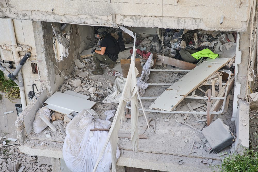 Škody po iránskom raketovom útoku na centrálny Izrael