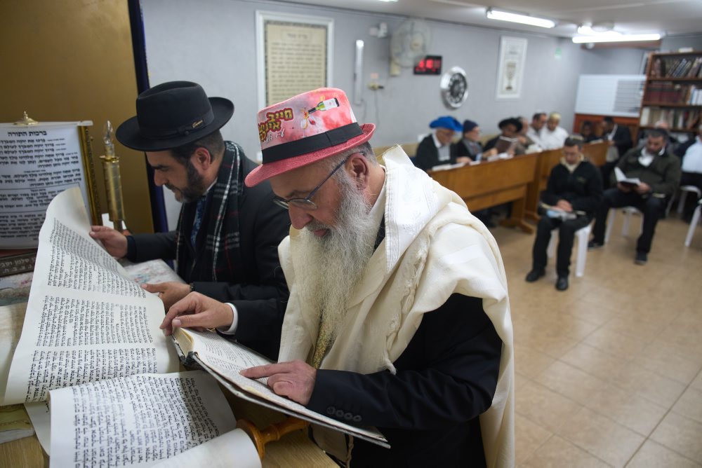 Ľudia spia v podzemnej garáži v Tel Avive 