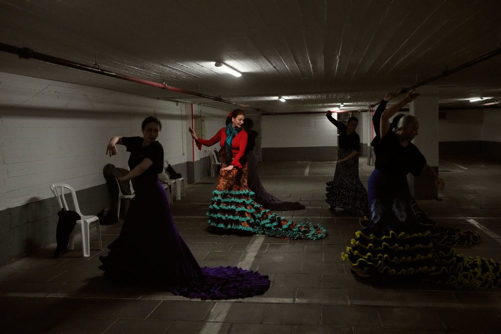 Tanečnice flamenca v podzemnej garáži v Tel Avive